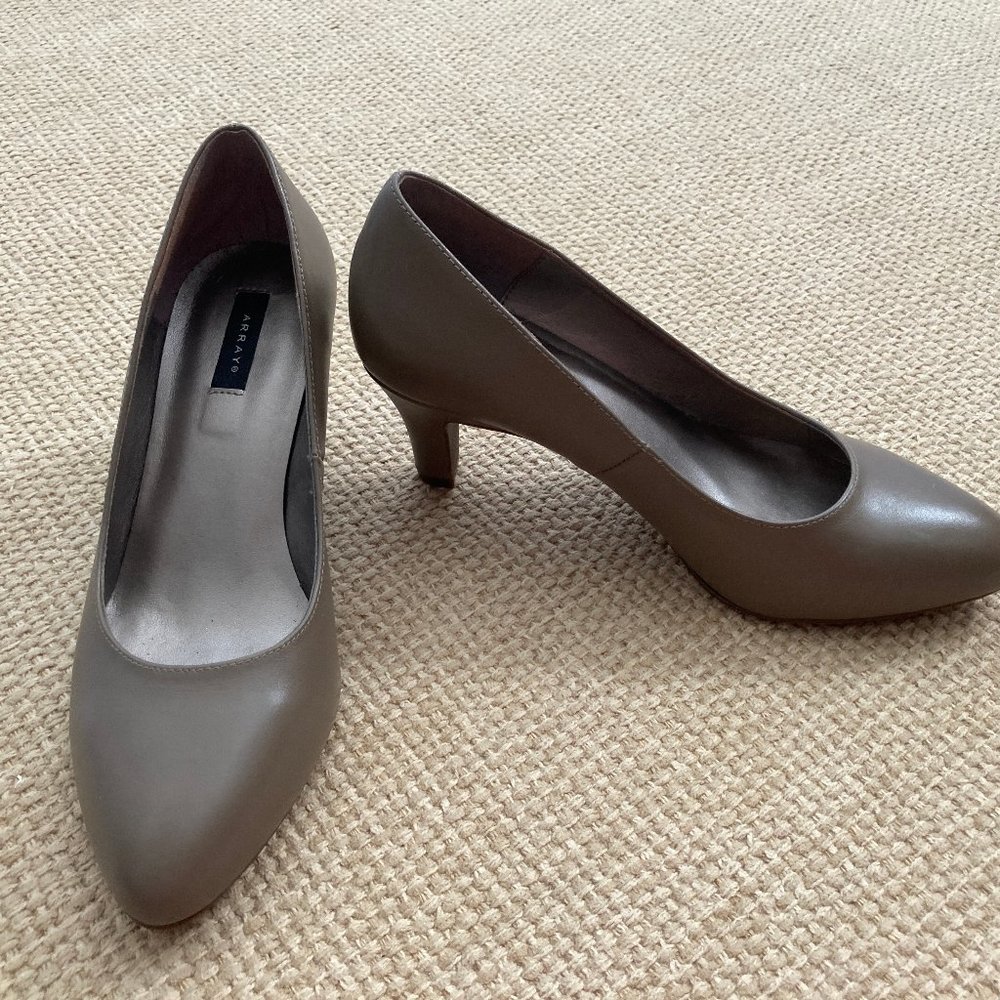 Array Leather Taupe Low Heel Pump. "Flatter" 7 M
